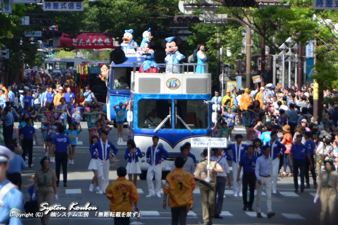 東京ディズニーシー１５周年スペシャルパレード隊がスタート地点を出発！