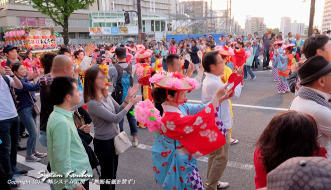 【18:50頃】 総踊り（広場本部地区）福岡民踊会の皆さんと一般参加の皆さん