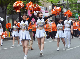 西日本シティ銀行どんたくパレード隊のチアガール