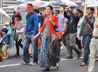 ユニバーサルシティ福岡どんたく隊の笑顔の傘