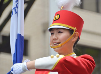 旗をふるカラーガード（Color Guard）