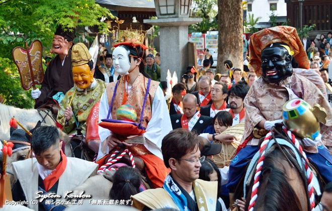 【8：42頃】 博多松囃子（博多松ばやし）一行は櫛田神社参拝し、ここから出発するしきたりになっています