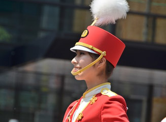 福岡県警察音楽隊のカラーガード隊のトップの指揮者