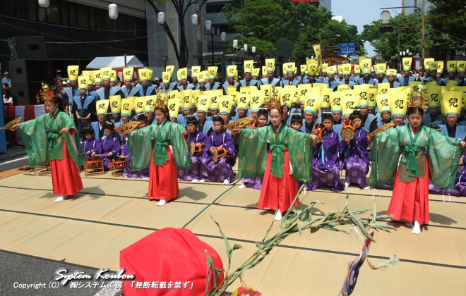 【13:20頃】 博多小学校の女子による博多松囃子（まつばやし） 稚児舞（ちごまい）の披露