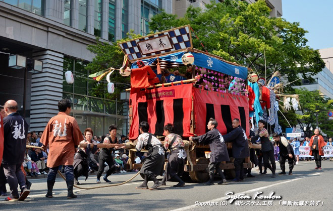 山車の上で面を付けて踊りを 披露する「どろつくどん」は柳川にある三柱神社秋季大祭「おにぎえ」に 奉納される山車の名前