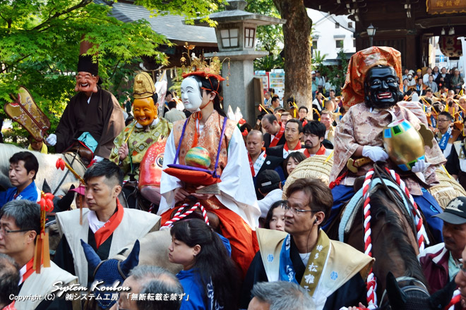 【8:44頃】博多松囃子（まつばやし） の三福神が櫛田神社の境内に集合し神事が行われます