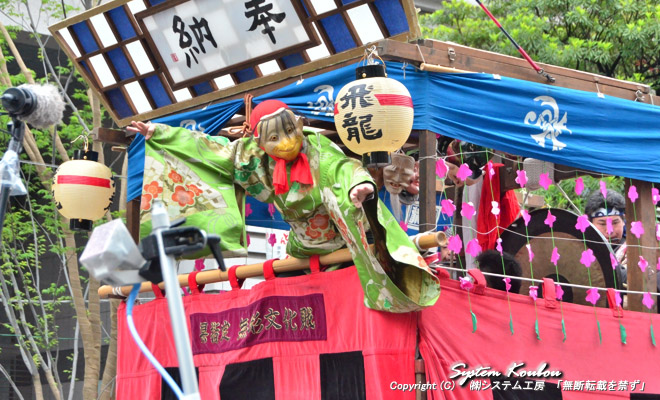 山車の上で面を付けて踊りを 披露する「どろつくどん」は柳川にある三柱神社秋季大祭「おにぎえ」に 奉納される山車の名前