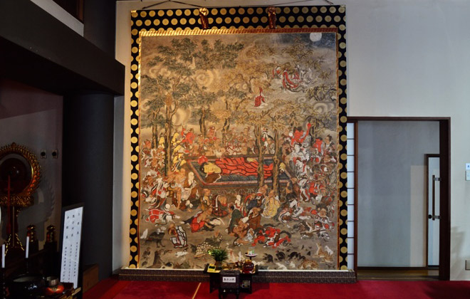 本堂で寺宝の涅槃図（ねはんず）（縦約 3.1m×横約 2.5m）が公開されていた