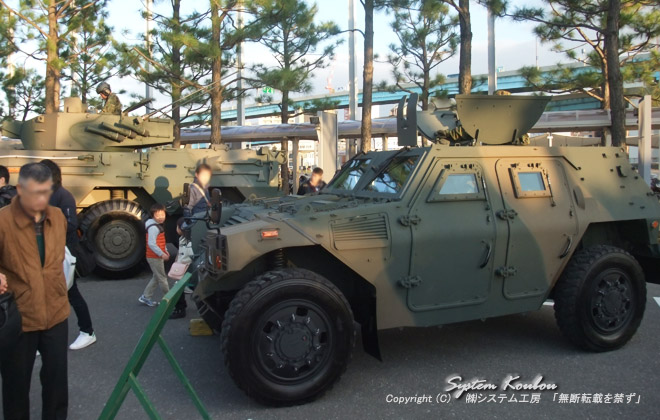 自衛隊の軽装甲気動車、後方は自衛隊の８７式偵察警戒車