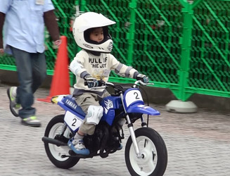 お子様が一人でバイクに乗れるよう教習を行う
