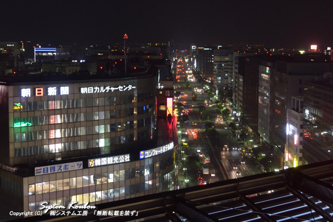 ＪＲ博多シティの屋上の展望テラスから見る夜景（大博通り）