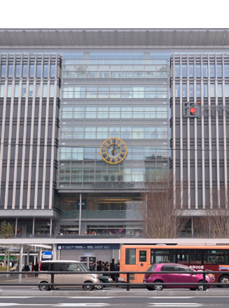 「ＪＲ博多シティ」のシンボルとなっている大時計
