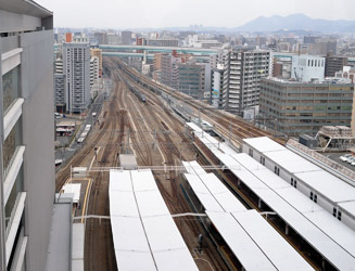 「列車展望スペース」から見る博多駅ホームと線路