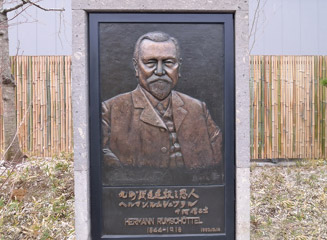 1889年12月11日に開通した博多−久留米間の貢献者であるドイツ国鉄の機械監督ヘルマン・ルムシュツテル。九州鉄道建設の恩人”と称されている