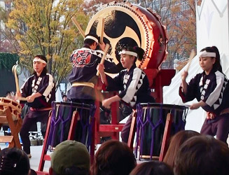 熊本県の城南火の国太鼓の演奏
