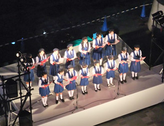 点灯式でジングルベルを歌う福岡市少年少女合唱団