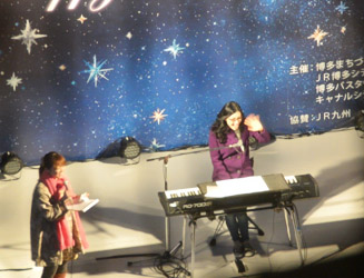 11月16日（金）点灯式に出演したアンジェラ・アキさん