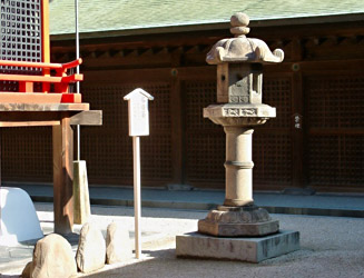 筥崎宮本殿右奥にある千利休が奉納した石灯籠