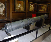 青銅大砲（イエズス会宣教師のフェルディナント・フェルピースト（1623〜1688年）の銘文がある）