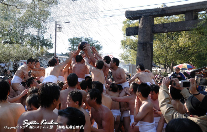 新春の１月３日に行われる筥崎宮の伝統行事である玉取祭（通称：玉せせり）