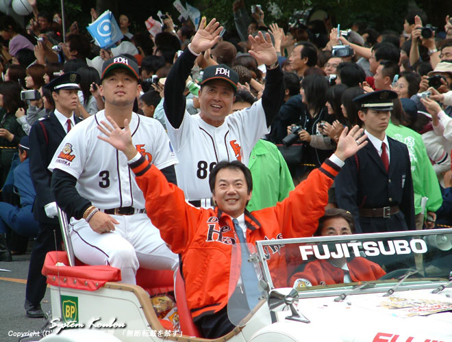 2003年度 日本シリーズ優勝パレード　王貞治監督と松中信彦(野手)と中内正オーナー ※ここ２０年のホークスの成績はリーグ優勝3回（1999,2000,2003）日本一2回（1999,2003）