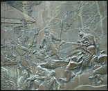 東公園内の日蓮聖人像の台座にある元寇の役の戦いのレリーフ