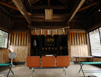 名島神社の拝殿内部