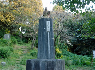 武内宿禰（たけうちのすくね）の像のある石碑