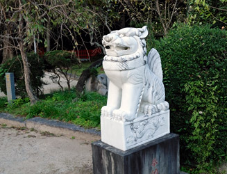 中国風の狛犬（右）