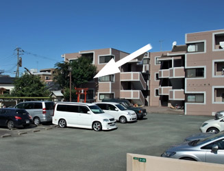 マンションの駐車場の一角にある平野神社