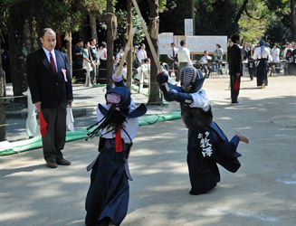 境内では奉納少年剣道大会（西日本新聞社など後援）が行われていた