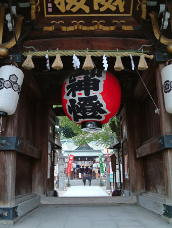 櫛田神社には大きな提灯がある