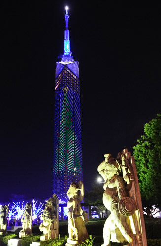 福岡タワー前広場にある石像（インドの神々）とタワー