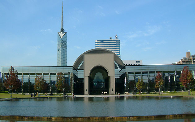 堂々たる建物の福岡市博物館と福岡タワー