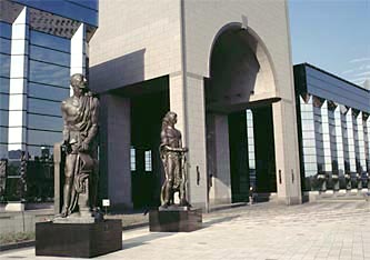 博物館入り口のブロンズ像