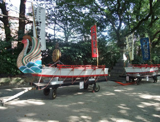 表参道には楽奏団の乗る「鶴船」と「龍船」が並ぶ
