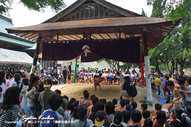 住吉神社境内の土俵で開催される例大祭「相撲会大祭」 (れいたいさい　すもうえたいさい)