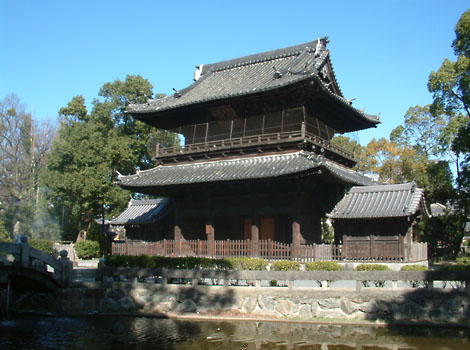 聖福寺の風格ある山門