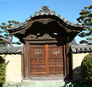 聖福寺の唐破風の門