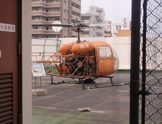 ４Ｆの屋上にヘリコプターがある