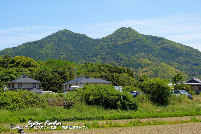 新宮町大字原上から見る左の松尾山(343m)と右の白岳(315m)（立花山は奥にあり見えない）