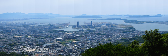 中央はアイランドシティのタワーマンション。右上は志賀島（しかのしま）