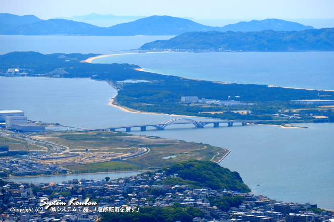 海の中道大橋付近と右上は志賀島