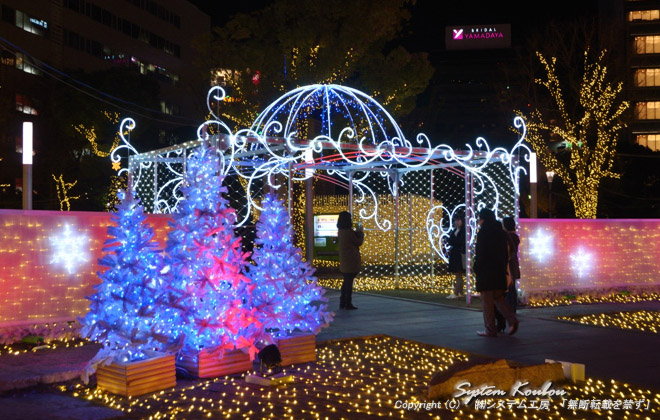 警固公園で一番目立つ電飾は、このチャペル風「光のゲート」