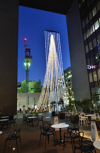 ふくぎん本店広場の「イルミネーションタワー」を後方から見る