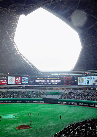 そして・・・・ドームの屋根が開く　※ヤフードームは日本の球場中唯一の屋根開閉機構を備えているが、周辺への騒音問題で試合中は開かない