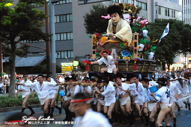 西流の児雷也（じらいや）。博多祇園山笠一番のクライマックスは７月１５日の早朝４時５９分に大太鼓の合図でスタートする「追い山笠」