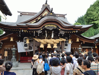 参拝者が列をなしている櫛田神社（くしだじんじゃ）