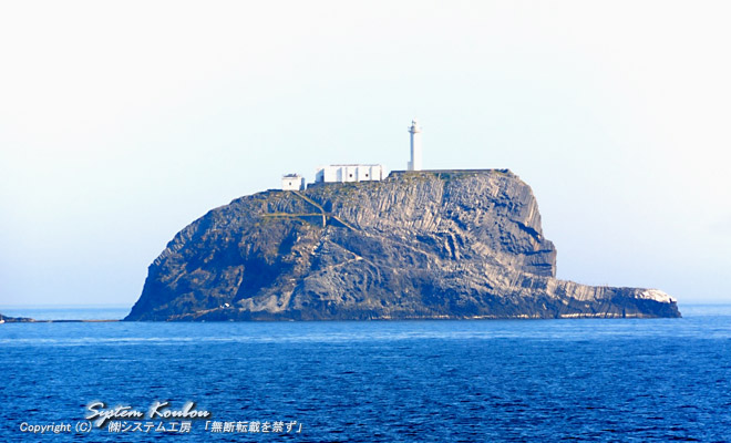 烏帽子島（えぼしじま）は糸島半島と壱岐島のほぼ中間点の玄界灘に浮かぶ無人島で烏帽子島灯台が建っている