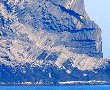 島の周辺は玄武岩（柱状節理）の断崖絶壁